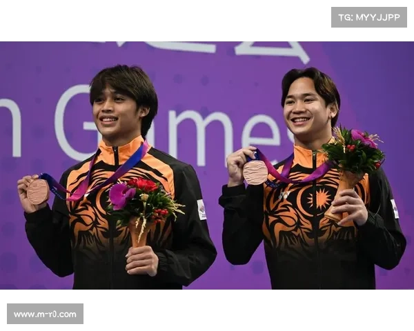 男子双人十米跳台，黄子淦杨凌分摘铜